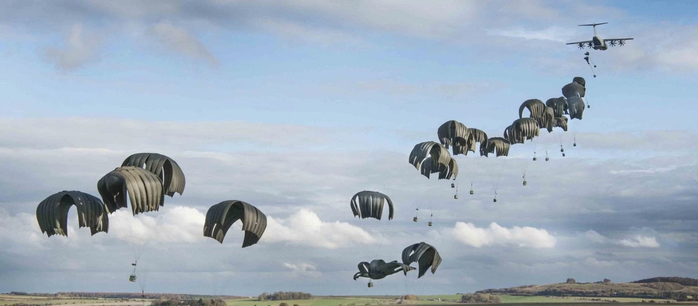 Βρετανικό μεταφορικό αεροσκάφος έριξε 23 τόνους φορτίου – Εσπασε το ρεκόρ (βίντεο)